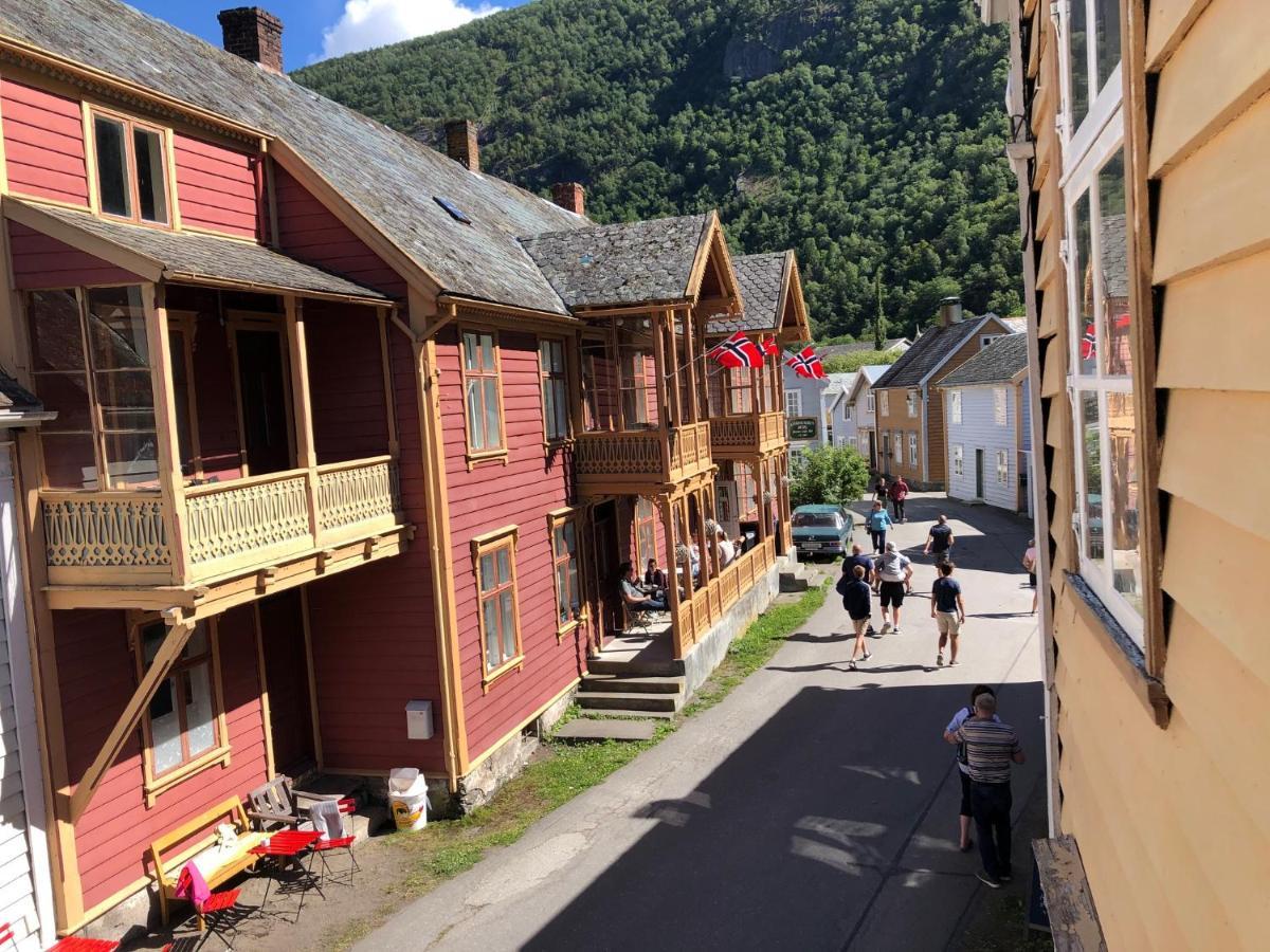 Ferienwohnung Den Gule Krambua - Gamle Laerdalsoyri - Main Street Old Town Exterior foto